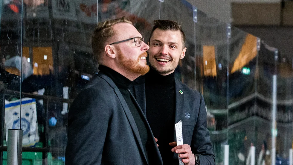Rögles tränare Max Bohlin (till höger) tog JSM-guld i helgen.