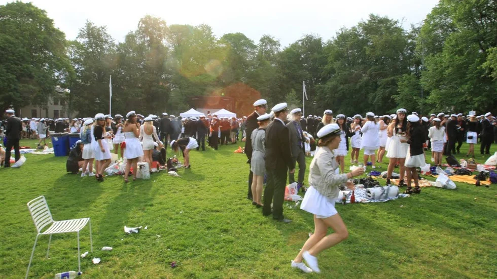 Champagnefrukost i Trädgårdsföreningen. En årlig tradition för avgångsstudenterna.