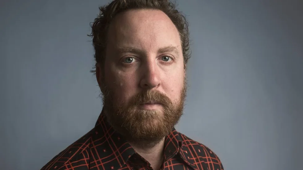 Uje Brandelius, född 1971, bor i Stockholmsförorten Skärholmen. När han inte är artist och musiker jobbar han för Vänsterpartiet.