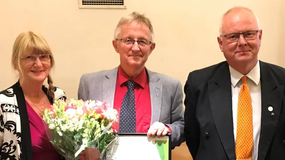 Marietta de Pourbain Lundin och Finn Bengtsson i 16-junistiftelsen, Staffan Danielsson i mitten.