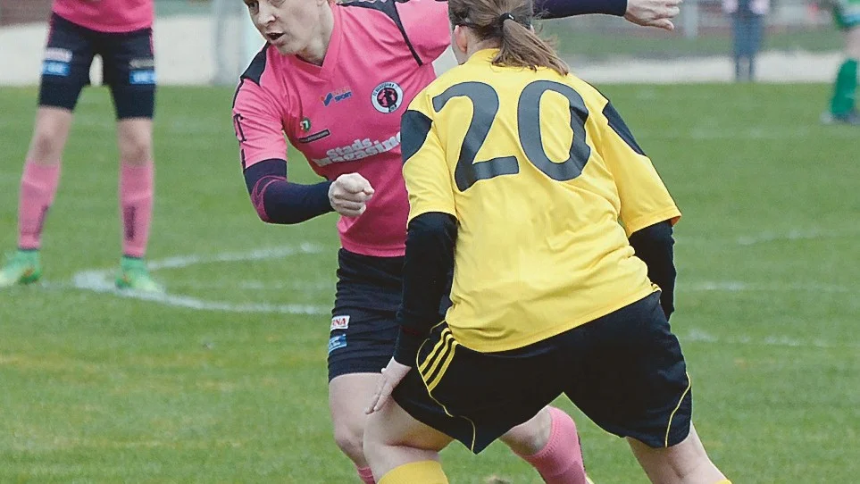 DEN STORA SKILLNADEN. Västerviks FF:s damer hade stora problem  med FC Oscarshamns duktiga anfallare Liliana Elzbieta Gibek i lördagens förlustmatch. Hon gjorde tre av Oscarshamns mål, då laget vann med 6-2 borta mot Västervik. Foto: Mikael Kindman