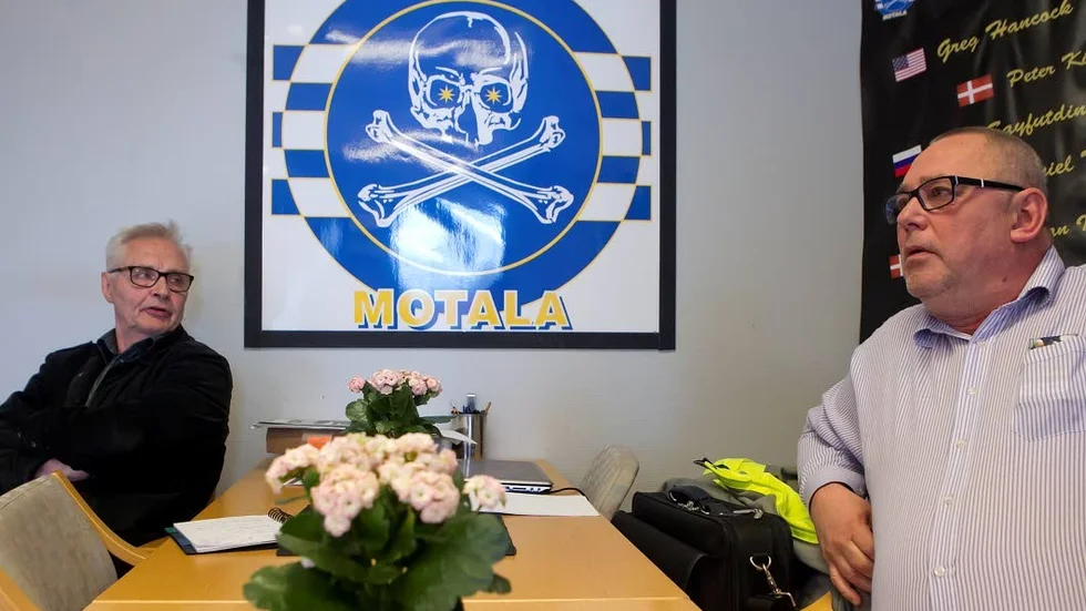 Roger Månsson, till höger, kommenterar Piraternas läge.