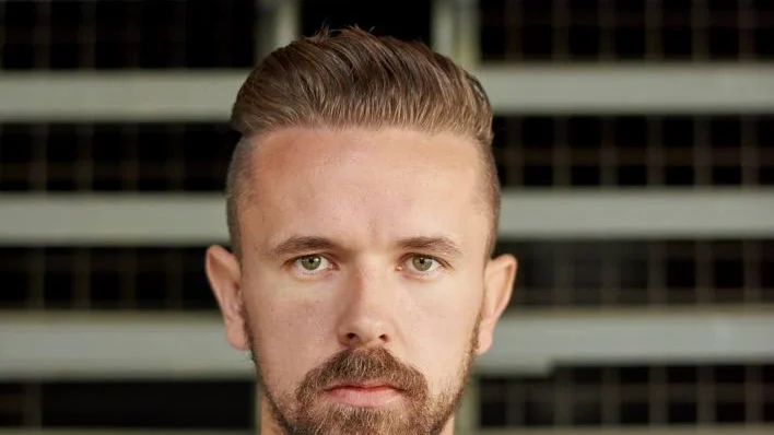 Skådespelare. En dag berättade Danjin Malinovic om sin barndom och om sin flykt till Sverige. Det resulterade sedan i "Var är mitt hem?".