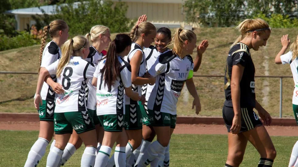 Vadstena GIF vann toppmatchen mot Böljan med 2-0 och gick upp i serieledning.