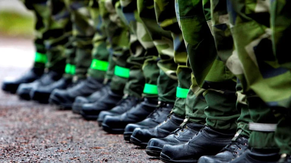 Försvarsmaktens personalansvarsnämnd låter en dömd anställd på Kvarn behålla jobbet.