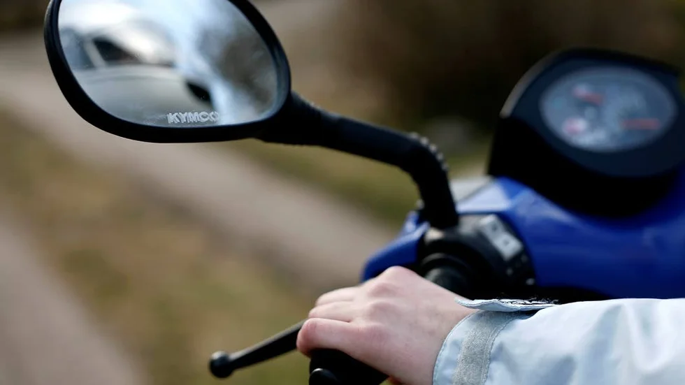 Den berusade mopedisten krockade i en rondell. Nu har han åtalats.