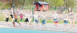 Invigningsdopp i poolen