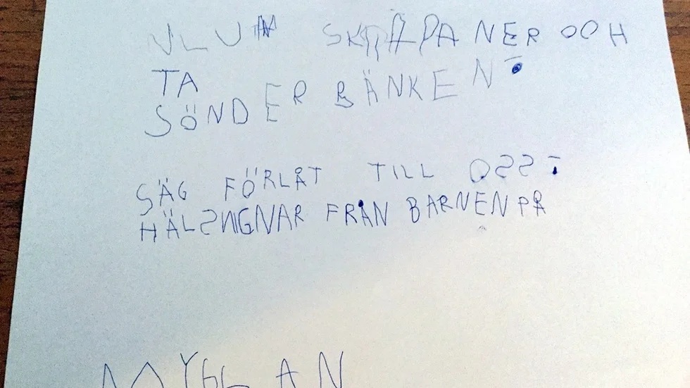 Barnen har skrivit brev till de som förstört deras skogsplats. Hela skogspartiet, förskolans grill och vindskydd var fullständigt nedskräpat med burkar, cigarettfimpar och trasiga glasflaskor. Foto: Privat