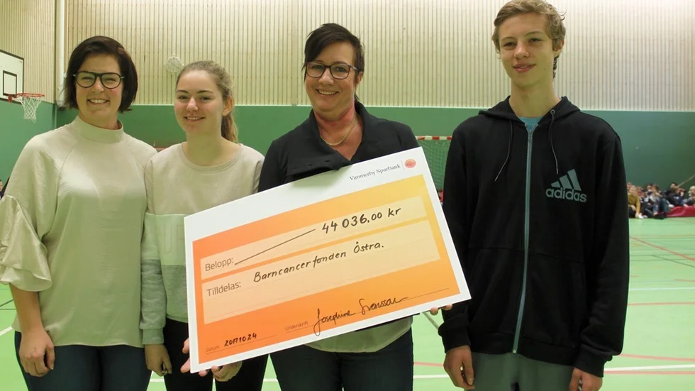 Åsa Isaksson var rörd och glad över checken på drygt 44 000 kronor till Barncancerfonden östra. Här flankeras hon av från vänster rektor Josephine Svensson och eleverna Erica Andersson och Noa Anemyr.