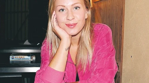 Amanda Svensson sticker ut ur mängden, hon är den yngsta politikern som sitter med i landstings samt kommunfullmäktige. Hon lägger ner mycket tid på politiken och det är ungdomsfrågor som ligger henne varmt om hjärtat.
