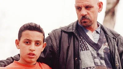 Får inte stanna här. Trots att Save mår dåligt och att pappa Jasim är specialistläkare avvisas de till Italien och ett liv där utan möjlighet att återförenas med hustru och två   av Saves syskon.