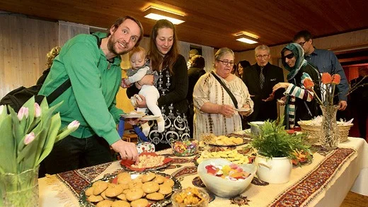 Ett välfyllt fikabord med äkta iranska nyårskakor.