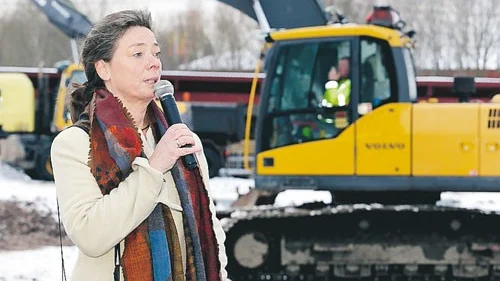 Lejonfastigheters fastighetschef Ann de Jonge var med och grävde. Foto: Andreas Widgren
