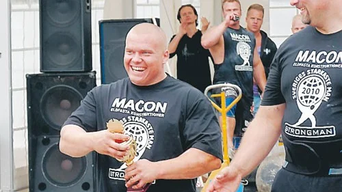Förra året kom han åtta. Nu har Joakim Karlsson återigen kvalificerat sig till final i "Sveriges starkaste man". Med sina 168 centimeter är han kortast i tävlingen.
