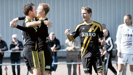 Segerkram. Vimmerby IF tog den sjätte raka segern i länsderbyt mot IFK Berga. Här kramas matchvinnaren Thomas Borg om av Sebasthian Svensson.