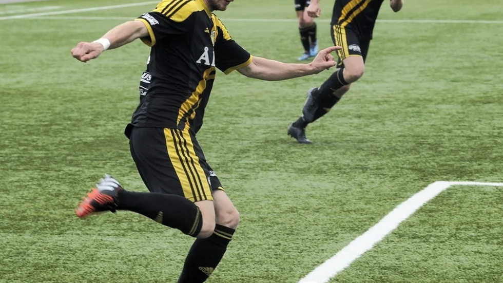 Ted Åström Åberg är tillbaka i Vimmerby IF, då laget ikväll gästar Lindsdal för åttondelsfinal i Smålandscupen.
