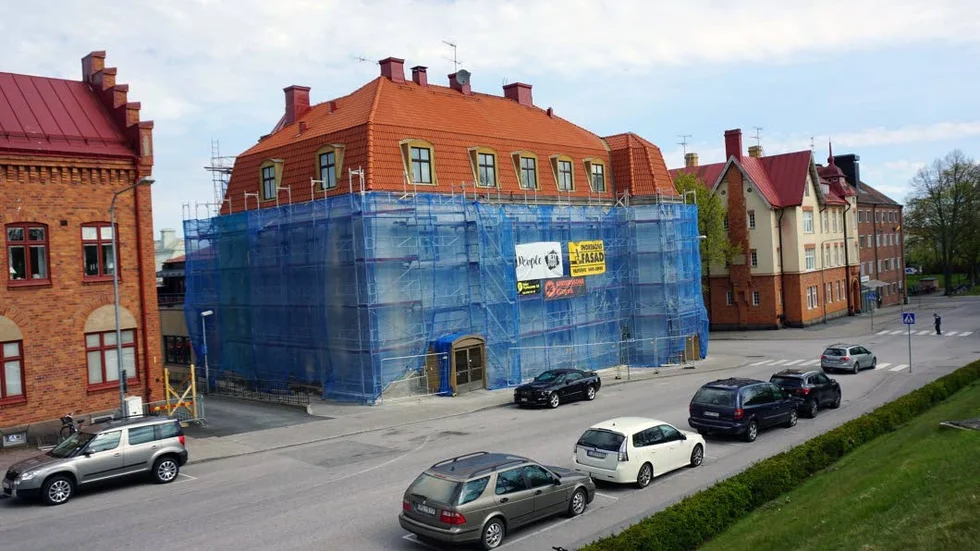 Renoveras. Fasaden till posthuset är under renovering. Ett fönsterbyte har vållat diskussion.
