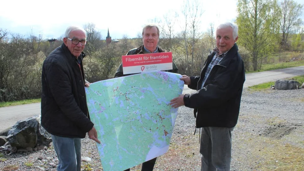 Med kartan. Johan Kinnbom från Helgerum, Nicolay Beck från Fårhult och Thomas Hedfors från Gladhammar utgör kärntruppen i fiberprojektet.