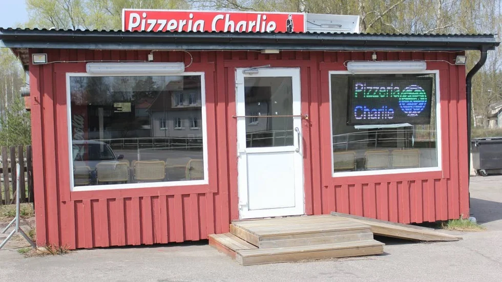 Pizzerian i Mörlunda blev av med både kött och maskiner när tjuvarna slog till.