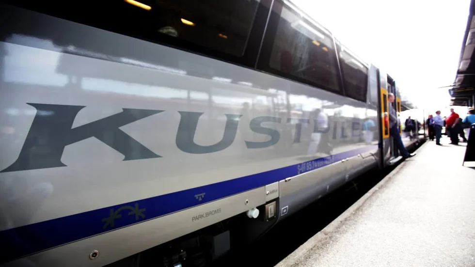 Ersatt. Flera av Kustpilens avgångar har ställts in. Ersättningsbussarna ska enligt flera passagerare vara underdimensionerade, och passagerare har tvingats att stå upp i bussen, som färdas i höga hastigheter på landsväg.