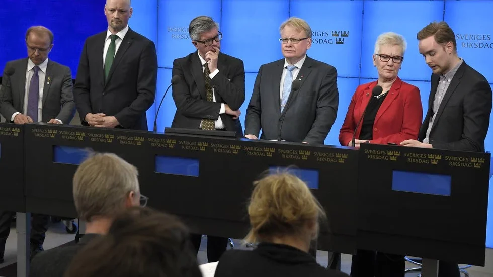 Eniga. Mikael Oscarsson (KD), Daniel Bäckström (C), Hans Wallmark (M), försvarsminister Peter Hultqvist (S), Åsa Lindestam (S) och Anders Schröder (MP) vid presskonferensen på måndagen.