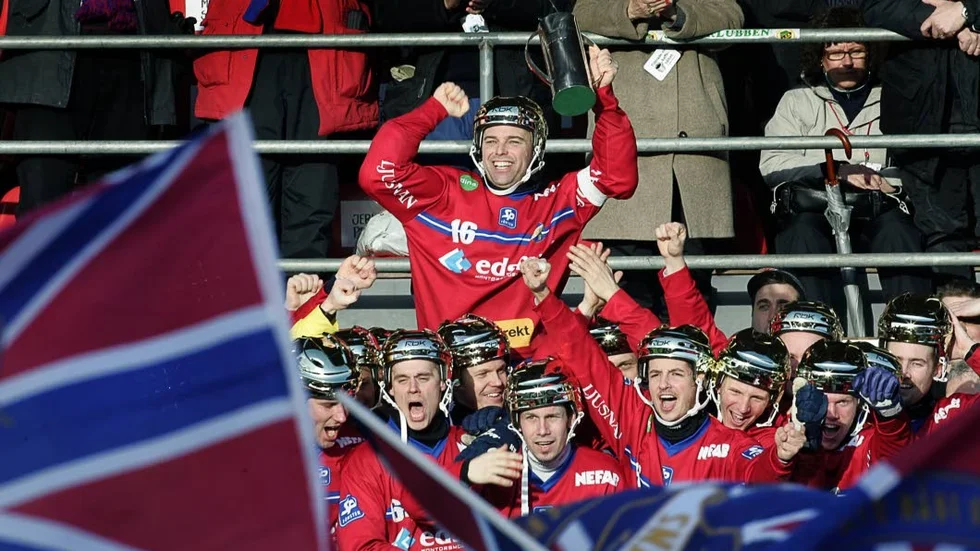 KUBEN. Så här såg det ut när Magnus "Kuben" Olsson blev svensk mästare med Edsbyn 2009. På onsdagen kommer han som assisterande tränare i dagens Edsbyn, för match mot IFK Motala.