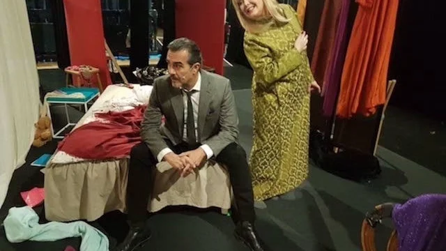 Fångad. Rafael Edholm och Sanna Ekman i”Han ska bli min”.  Särskilt Sanna Ekman gör mycket av sin roll i en aningen svårbegriplig komedi.