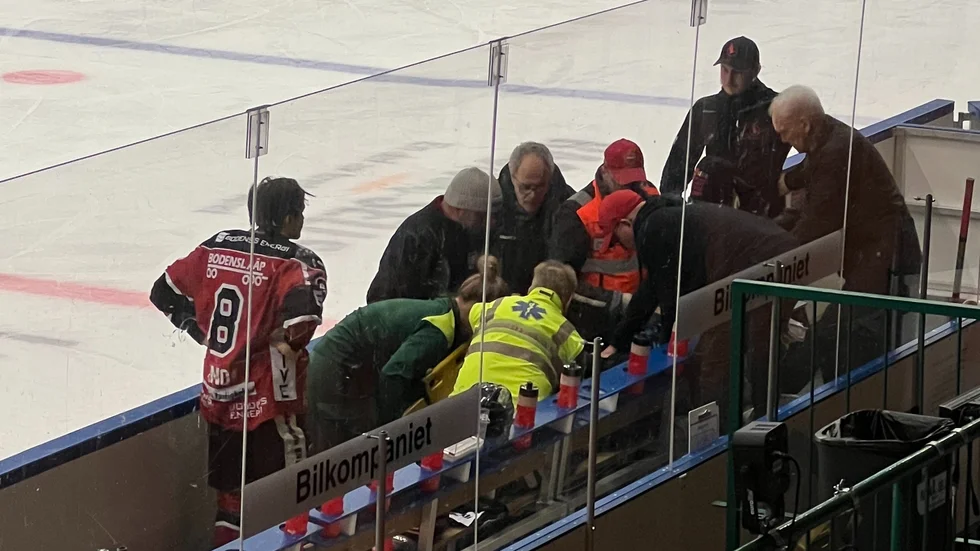 Henri Tamminen fick omhändertas av ambulanspersonal i onsdagens match mot Kalix. Han har kommit hem från sjukhuset igen, med en hjärnskakning.