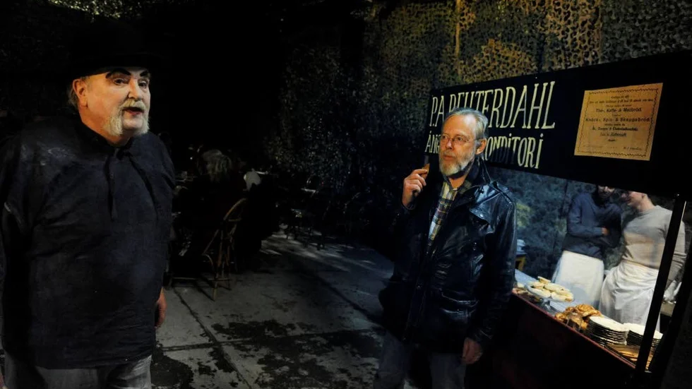 Letar. Teaterskeppet letar fortfarande lokal. Förhoppningen är att ha hittat en före sommaren. Krister Mattsson (till höger) och Anders Hjort i samband med föreningens senaste föreställning Liket rör sig.