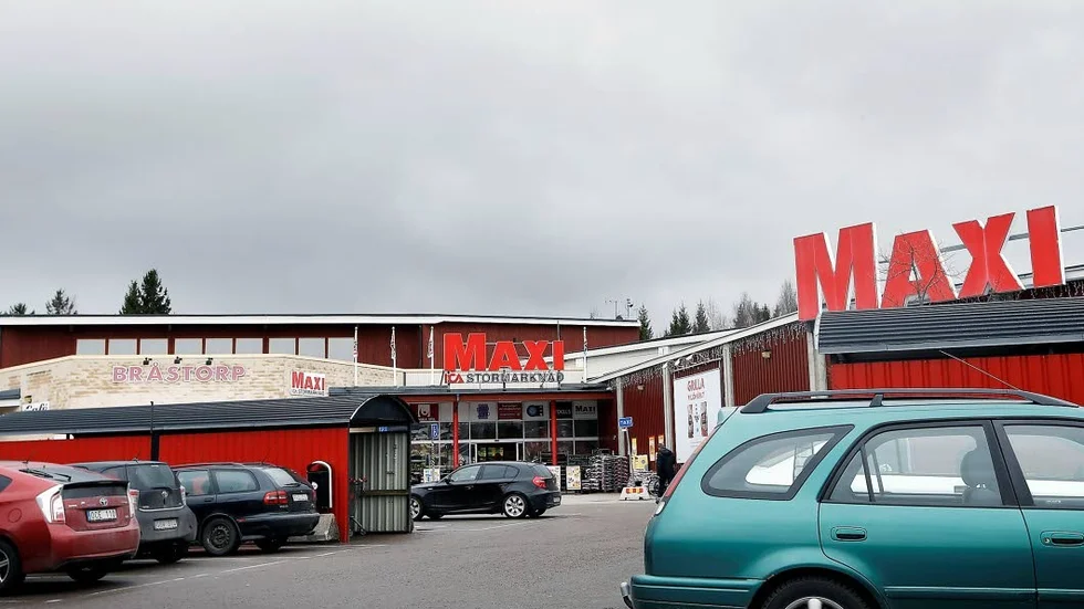 En medelålders man ska på fredagen ha börjat skrika och hota personal på apoteket i Bråstorp.