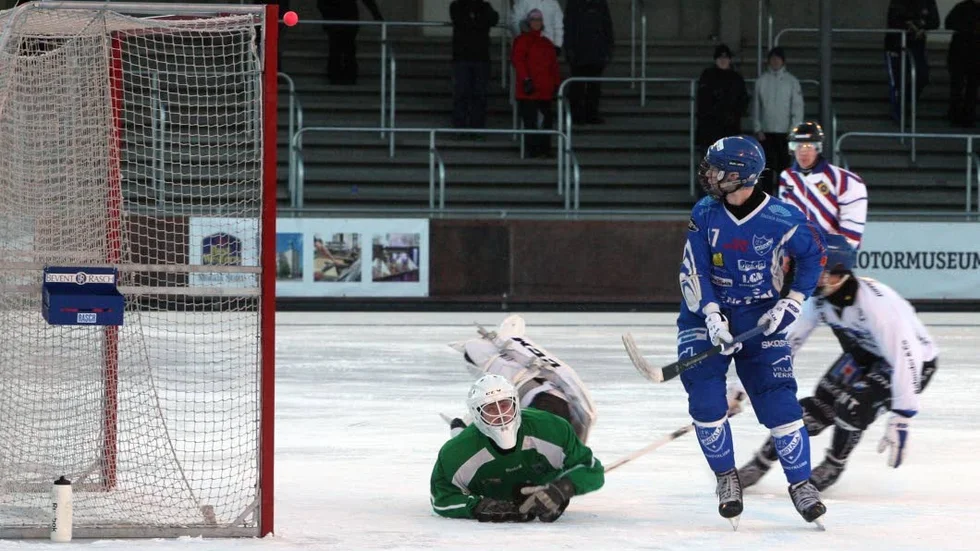 MÅL. Joel Johansson gjorde mål för IFK Motala även i andra matchen, men Edsbyn vände och vann med totalt 10–6. Färdigspelat för IFK, därmed.