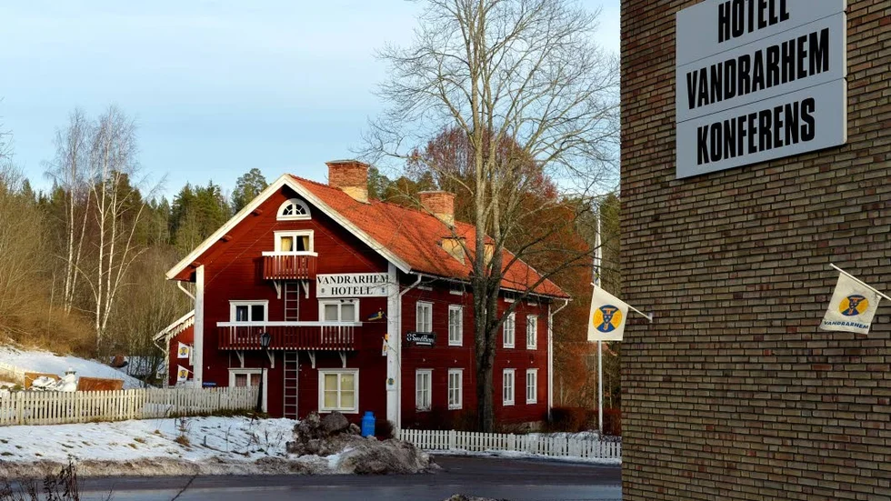Till salu. Både de tre röda husen och det gamla kommunhuset i Överum är nu till salu.