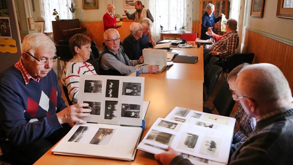 Många tittade i de gamla fotoböckerna. Foto: Roelof Stroetinga