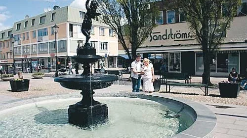 Samordnare Degerman och Folkhälsoutvecklare Albertsson har tagit fram tre nya promenadslingor i Vimmerby stad. Broschyrer om slingorna finns på biblioteket och på turistbyrån. Alla slingorna börjar vid Rådhuset.
