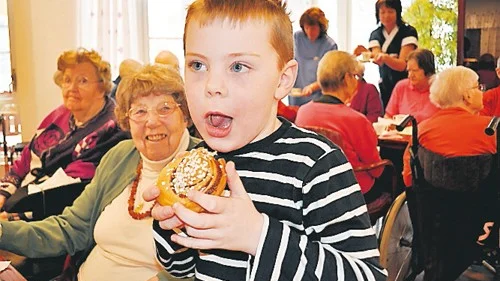 Kärt och överraskande besök på Granen. Daniel Helge, bjöd pensionärerna på bullar till fredagsfikat. Och passade på att ta en själv, också.