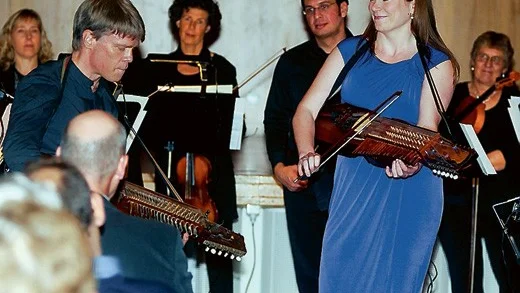 Emilia Amper, världsmästare i nyckelharpa, tillsammans med 40-årsfirande Camerata Nordica.