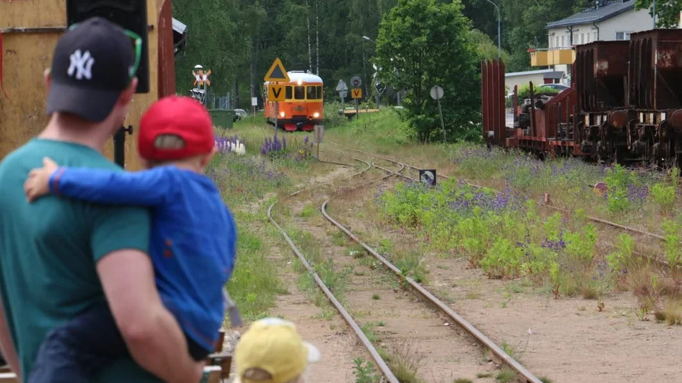 Smalspåret tar sina resenärer ända till Stockholm. En heldagsutflykt på normalspåret står närmast i tur för föreningen.