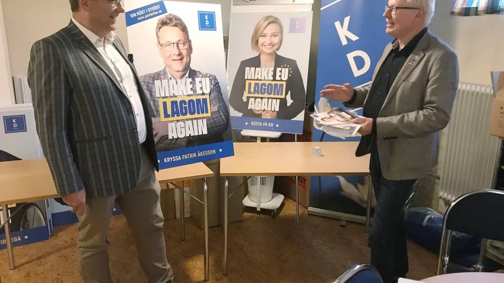 Patrik Åkesson, EU-kandidat och Anders Andersson, ordförande i livligt samspråk under mötet.