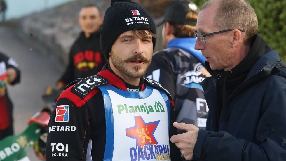 Vaclav Milik med Dackarnas lagledare Peter Karlsson.