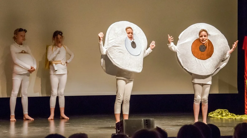 Iris och Pupilla tittar ut på omgivningen. Alla scenkläder är sydda av Ann-Charlotte Adre och Annette Malm.