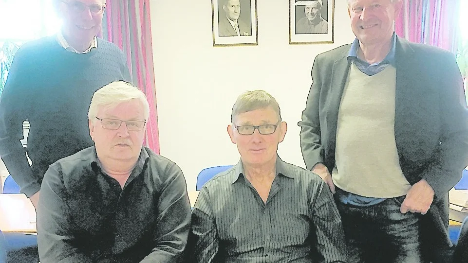 En bild från sista mötet, när man tog beslutet att lägga ner föreningen. På bilden Inge Carlsson, Roger Svensson, Ove Carlenskog och Peter Andrae. På väggen bakom herrarna syns till vänster Runar Carlenskog, som var med och bildade Vimmerbyortens Sågverksägareförening 1947. Foto: Jan Praznik