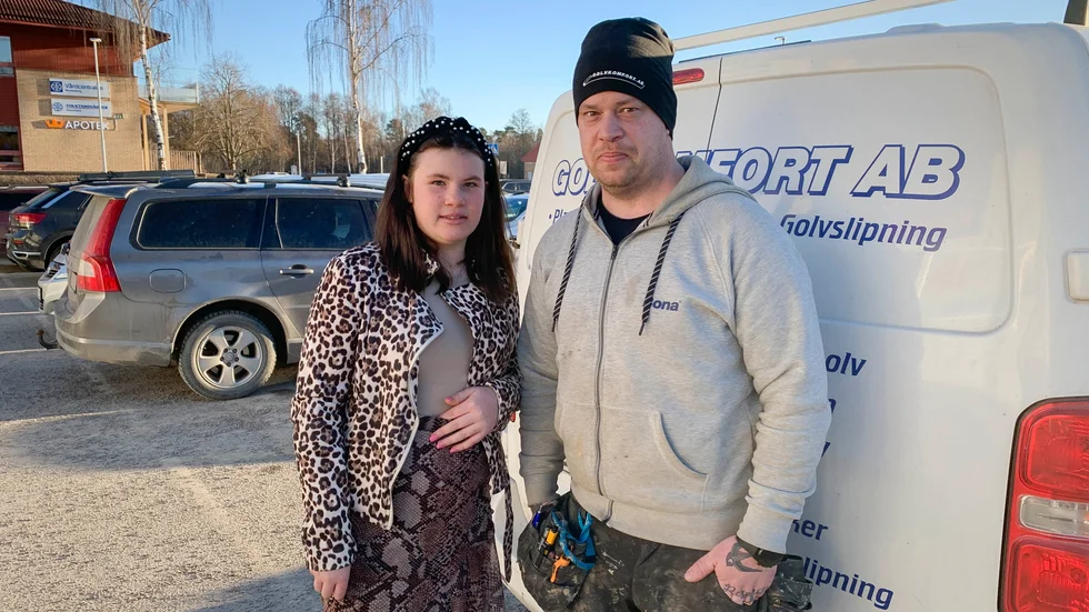 Nellie och Andreas Forsberg har just handlat inför Vasaloppet.