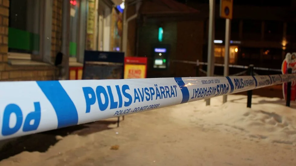 Polisen spärrade av brottsplatsen i Berga centrum under torsdagskvällen och satte en flera styrkor, bland annat en hundpatrull, i sökandet efter gärningsmännen. De är fortfarande på fri fot.