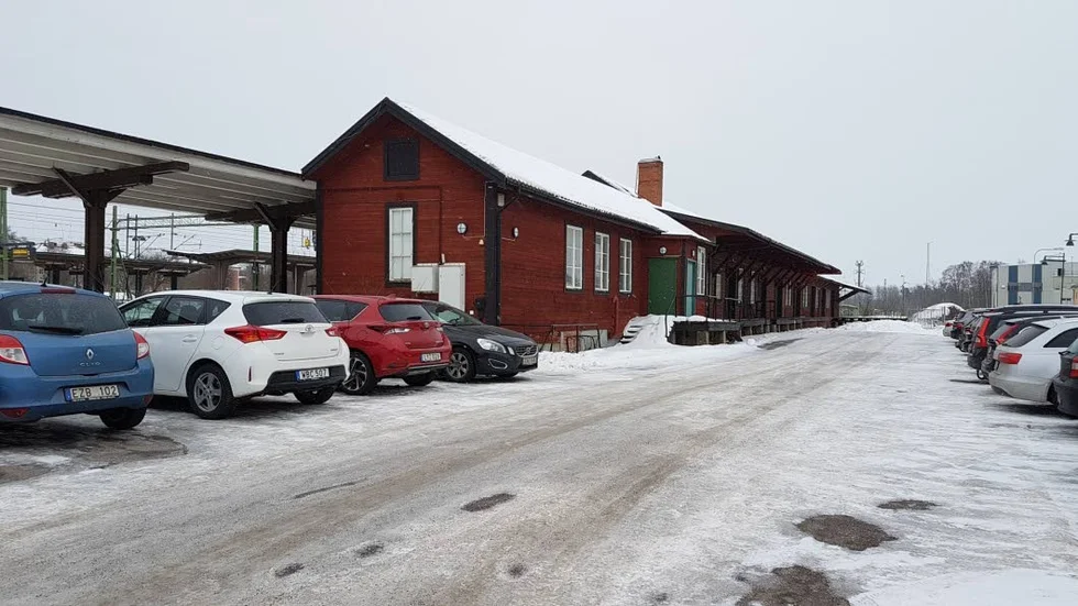 Måste rivas? Den gamla godsterminalen i Mjölby skulle bli utbildningsplats för lokförare. Nu ser det ut att inte bli så. Byggnaden är i för dåligt skick.