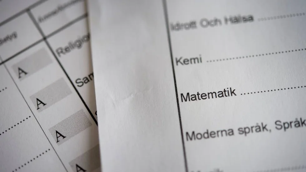 Dokument. Kontrollen görs genom att kontrollera kommunens dokumentation. Flera skolor får också besök.