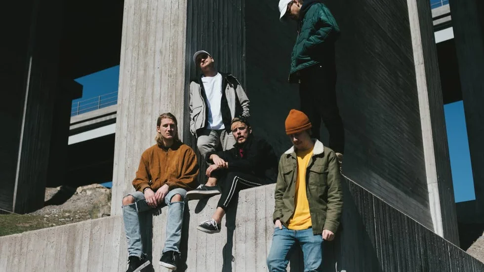 Med 150 miljoner Spotify-streams i bagaget gästar hiphop-kollektivet Tjuvjakt Kharma i Vimmerby på lördag.