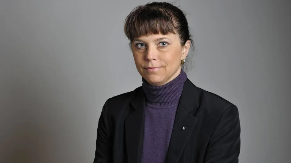 Riksdagsledamoten Emma Carlsson Löfdahl (L) fick betalt för att låna ut den lägenhet hon hyr av sin man och som hon även får ersättning av riksdagen för.