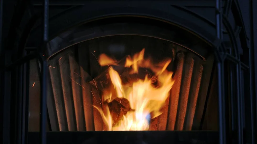 Pelletskamin är mer klimateffektivt än ved, enligt insändarskribenten.