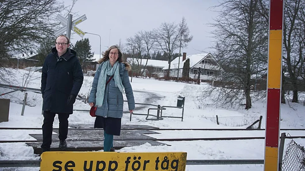 Fler Stureforsbor skulle ställa bilen om tåget gick in till stan, enligt Kristdemokraterna Per Larsson, oppositionsråd och Lena Käcker Johansson, ledamot i regionfullmäktige.