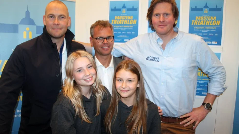 Johan Fyhr, Johan Wernström och Martin Bengtsson tillsammans med fotbollsspelarna Madeleine Björk (från Svärdsjö) och Rahel Paping. Alla diggar de Vadstena som idrottsort.